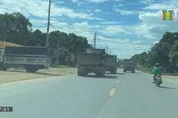 Xe tải đua nhau gây nguy hiểm cho người đi đường