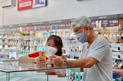 'Cứ 10 chiếc điện thoại b&aacute;n ra th&igrave; c&oacute; đến 8 chiếc kh&aacute;ch nhờ c&agrave;i Zalo'