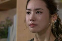 Chồng hay lén lút ra khỏi nhà, nghi ngờ ngoại tình vợ bám theo rồi bật khóc với cảnh tượng trước mắt