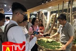 'Mục sở thị' bí quyết sao trà xanh thủ công bằng tay giữa thủ đô