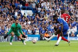 Tân binh ghi bàn, Chelsea vẫn chia điểm với Liverpool