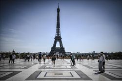 Pháp sơ tán du khách khỏi Tháp Eiffel