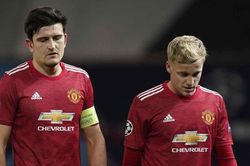 MU méo mặt, nguy cơ bán hụt Harry Maguire lẫn Van de Beek
