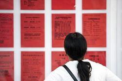 Thất nghiệp, người trẻ Trung Quốc được bố mẹ thuê làm giúp việc, trả lương cao
