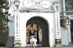 Những cổng làng trong phố