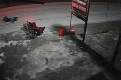 Đột ngột ngã ra đường, người đàn ông bị xe khách từ phía sau lao tới tông trúng