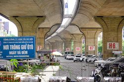Trông xe dưới gầm cầu: Cần cơ chế khai thông cho các đô thị lớn