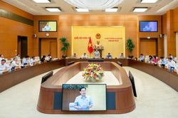 Chủ tịch Quốc hội Vương Đình Huệ:Quan tâm, bổ sung quy định quản lý nước mặt
