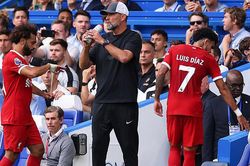 Salah bị chỉ trích vì tỏ thái độ, không bắt tay Klopp khi bị thay ra giữa chừng ở trận hòa Chelsea