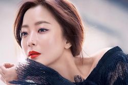 'Đệ nhất mỹ nhân' Kim Hee Sun tái xuất màn bạc với 'Honey Sweet' sau 10 năm
