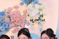Cô gái gây tranh cãi khi ăn diện nổi bật hơn cả cô dâu