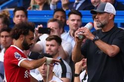 HLV Jurgen Klopp nói gì khi Salah vùng vằng ném băng thủ quân?