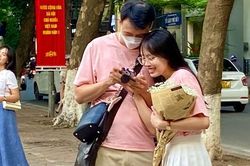 Bạn trẻ chen chân chụp ảnh đón thu trên phố Hà Nội