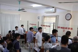 Người dân xếp hàng sang tên ô tô trước ngày bắt đầu định danh biển số