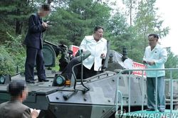 Lãnh đạo Triều Tiên lái xe chiến đấu, kêu gọi tăng cường sản xuất tên lửa