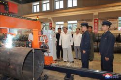 Nhà lãnh đạo Triều Tiên kêu gọi cải thiện năng lực sản xuất tên lửa