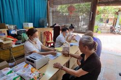 Hồ hởi đi từ sáng sớm đợi lĩnh lương hưu tháng đầu tiên theo mức tăng mới