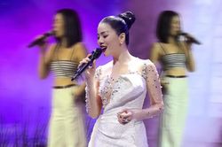 Lệ Quyên diện áo 'bé xíu' tập hát, vóc dáng thật tuổi U50 gây bất ngờ