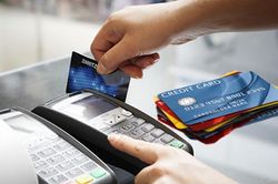 Cô gái tìm ra cách dùng thẻ tín dụng mà không lo nợ nần