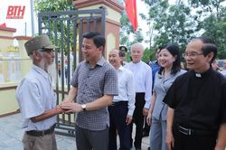 Bí thư Tỉnh ủy Đỗ Trọng Hưng chung niềm vui với đồng bào sông nước huyện Thiệu Hóa trong ngôi nhà mới