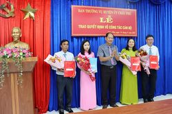Ban Thường vụ Huyện ủy Châu Phú trao quyết định cán bộ