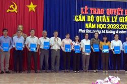UBND huyện Phú Tân trao quyết định điều động, bổ nhiệm 37 viên chức quản lý ngành giáo dục, năm học 2023-2024