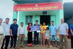 Bàn giao nhà 'Đại đoàn kết' cho hộ nghèo tại xã Ia Khươl