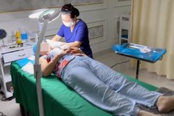 Nữ lao công thẩm mỹ viện trực tiếp… phẫu thuật cho khách