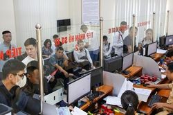 Người dân cấp tập đi làm thủ tục trước giờ G định danh biển số xe