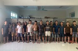 Bắt quả tang nhóm đánh bạc trong nhà phao 'lưu động' tại khu vực sông Hồng