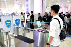 Chỉ mất 2 giây làm thủ tục lên máy bay bằng thiết bị xác thực VNeID của Bộ Công an