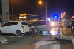 Xe ôtô tông loạn xạ trên cao tốc, lao vào xe chở đầy thuốc lá nhập lậu