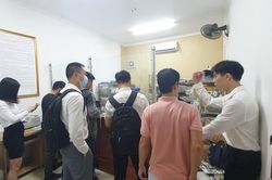 Trước giờ áp dụng biển số định danh, người dân thi nhau đi đăng ký