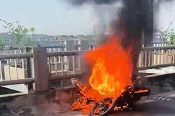 Xe máy cháy trơ khung trên cầu Vĩnh Tuy không rõ nguyên nhân