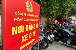 Xếp 'lốt' chờ sang tên đổi chủ phương tiện, nhiều người vẫn chưa thể xong trước 15/8