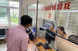 Ngày đầu cấp biển số định danh: Người dân làm thủ tục đông, lực lượng CSGT sẵn sàng hỗ trợ