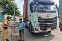 Cảnh sát giao thông TP Hồ Chí Minh ra quân đợt cao điểm kiểm soát phương tiện vận tải