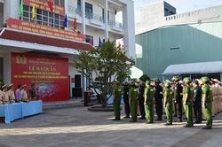 Ra quân thực hiện tổng kiểm soát ô-tô kinh doanh vận tải hành khách và ô-tô vận tải hàng hóa bằng container
