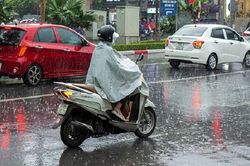 Thời tiết hôm nay Bắc Bộ, Trung Bộ có mưa rào và dông, Nam Bộ nắng nóng