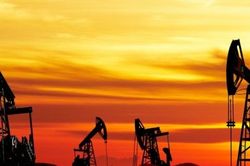 Giá dầu giảm khi USD tăng mạnh, kinh tế Trung Quốc gặp khó khăn