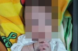 Bé trai 7 tháng tuổi bị bỏ rơi ven đường cùng 2 bình sữa pha sẵn
