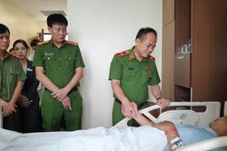Lãnh đạo Công an Hà Nội thăm hỏi thiếu tá cảnh sát hình sự bị kẻ bắt cóc bé 7 tuổi bắn