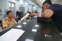 Ngày đầu Thông tư 24 có hiệu lực, chủ phương tiện hồ hởi đi làm thủ tục