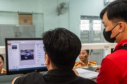 Nhiều chủ xe hài lòng với biển số định danh cá nhân trong ngày đầu áp dụng