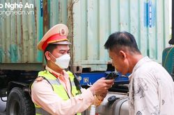 Ngày đầu kiểm soát, xử lý xe ô tô vận tải hành khách, xe ô tô vận tải hàng hóa bằng container trên Quốc lộ 1A, phát hiện hơn 20 trường hợp vi phạm