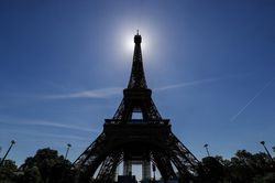 Hai du khách Mỹ say rượu, ngủ quên qua đêm trên Tháp Eiffel