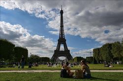 Du khách Mỹ ngủ quên trên Tháp Eiffel