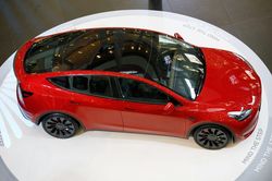 Tesla khởi động lại 'cuộc chiến giá cả' xe điện tại Trung Quốc