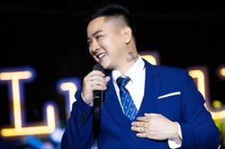Biểu cảm bất ngờ của Hoài Lâm khi bị fan nữ 'cưỡng hôn' trên sân khấu