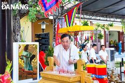 Chủ tịch UBND thành phố Lê Trung Chinh dâng hương tưởng niệm các anh hùng nghĩa sĩ